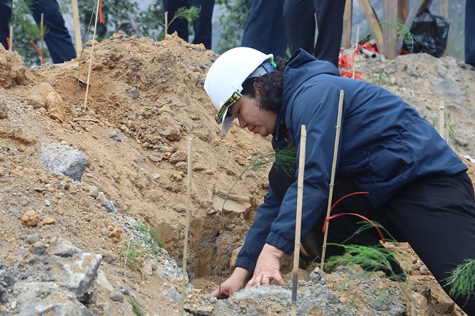 moi cncb tham gia trong va cham soc it nhat 01 cay xanh de bao ve moi truong