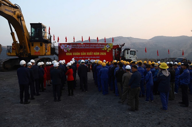 Quang cảnh khai xuân sản xuất