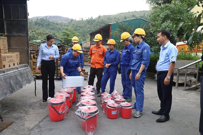 Công đoàn tăng cường quan tâm chăm sóc bảo vệ sức khoẻ người lao động trong mùa nắng nóng
