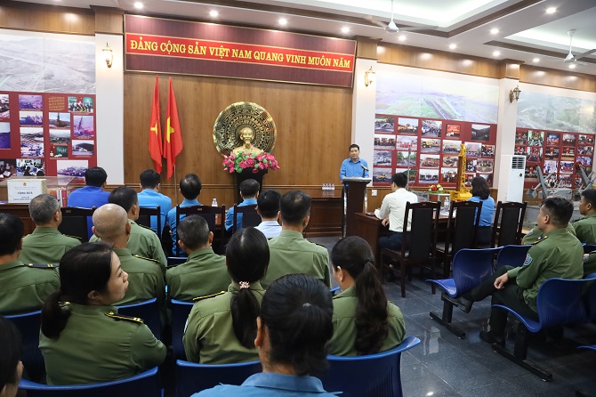 Quang cảnh buổi làm việc