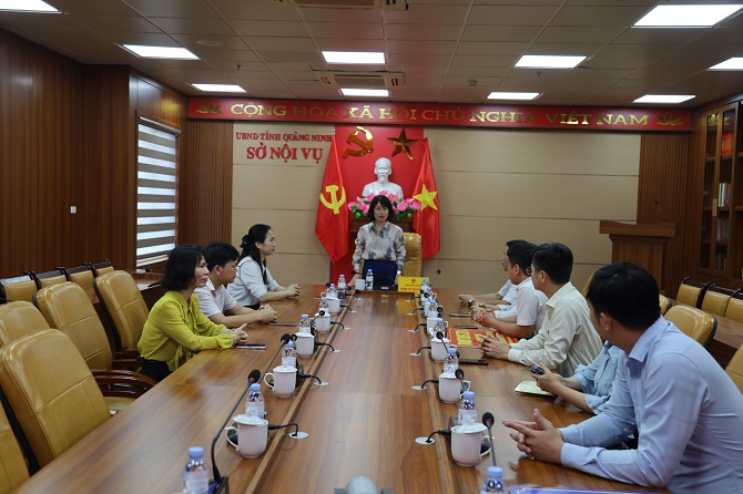 Đồng chí Phạm Thị Thùy Hương - Phó Giám đốc Sở Nội vụ tỉnh Quảng Ninh ghi nhận và cảm ơn sự chung tay của cán bộ, đảng viên, người lao động Công ty CP Than Hà Tu - Vinacomin đối với Quỹ "Đền ơn đáp nghĩa" năm 2026.