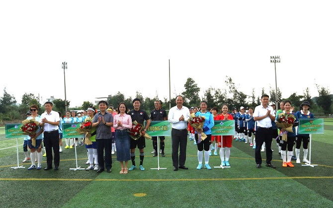 Ban lãnh đạo các đơn vị tặng hoa chúc mừng đội bóng đá nữ về tham gia giao hữu