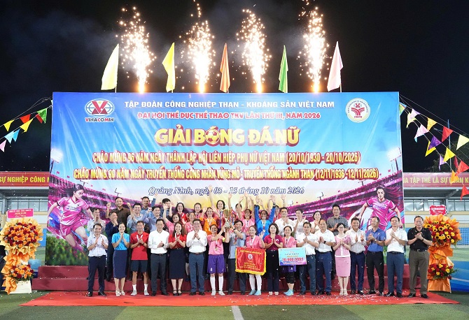 Ban tổ chức trao Cúp vô địch cho đội Than Hà Tu