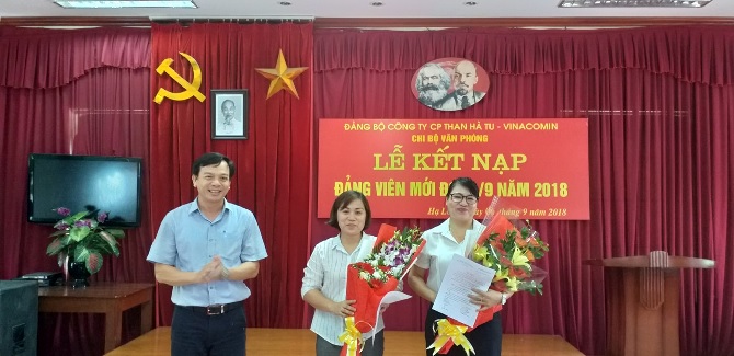 Đảng ủy Công ty CP Than Hà Tu: Kết nạp đảng viên mới nhân dịp 2/9