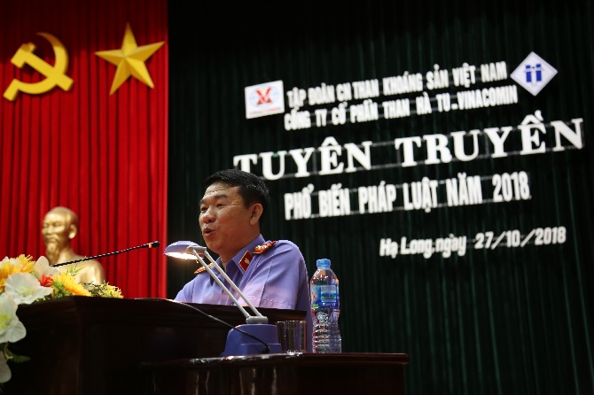 Đ/c: Dương Trọng Cường- Phó viện kiểm sát TP Hạ Long, truyền giảng tại Hội nghị