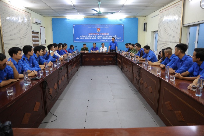 Cụm đoàn trực thuộc Trung ương Đoàn TNCS Hồ Chí Minh thăm tặng quà thanh niên công nhân tiêu biểu xuất sắc trong LĐSX của ngành than vùng Hạ Long