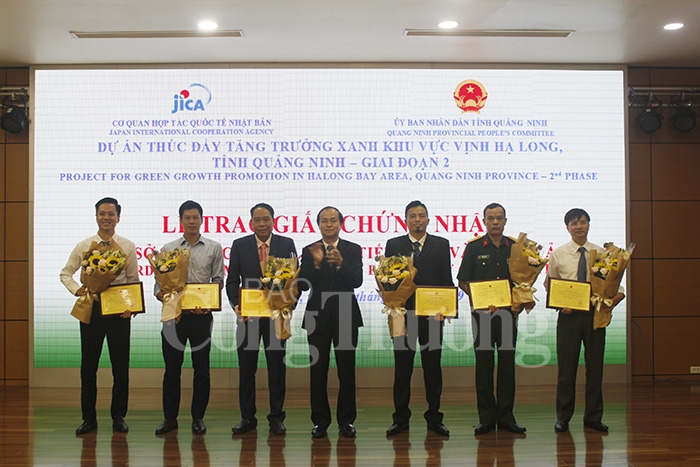 Đồng chí Trần Văn Hùng, Giám đốc Sở Kế hoạch và Đầu tư, trao giấy chứng nhận cho các đơn vị (Ảnh: congthuong.vn)