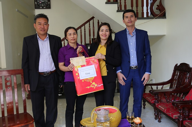 Than Hà Tu  thăm hỏi tặng quà  gia đình công nhân nhân dịp Tết Nguyên đán Canh Tý 2020
