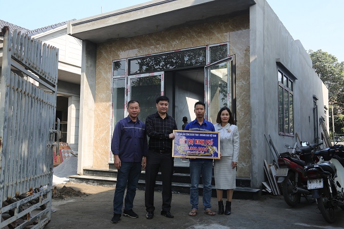 Công đoàn Than Hà Tu  trao tiền hỗ trợ cho gia đình đoàn viên Nguyễn Văn Tùng –  Công nhân  Phân xưởng xe 1