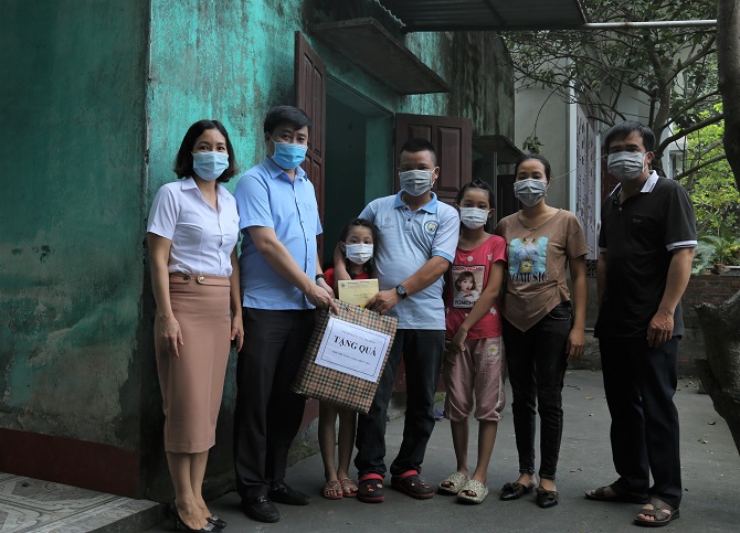 Công đoàn Công  ty trao quà cho gia đình khó khăn anh Tô Tiến Dương- Công nhân Công trường Khoan