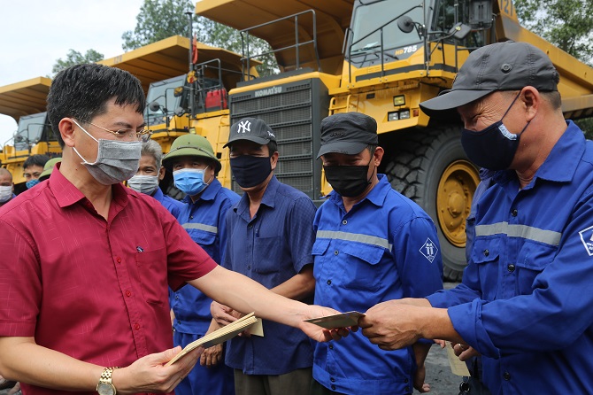 Đ/c Đặng Văn Tĩnh - Phó Giám đốc Công ty trao thưởng các tổ xe  Phân xưởng  xe 1