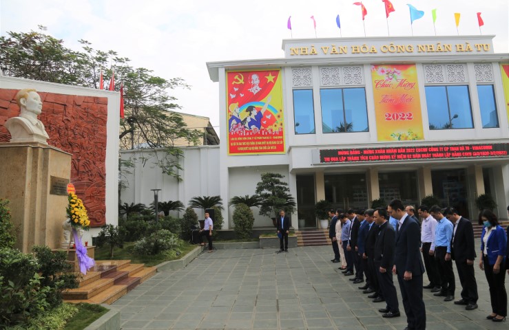 Dâng hương tưởng niệm đồng chí Vũ Văn Hiếu - Bí thư đặc khu ủy đầu tiên của vùng Mỏ Quảng Ninh