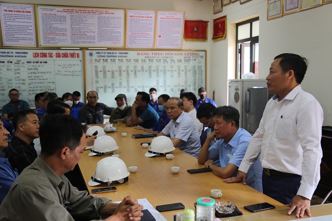Đ/c Nguyễn Trung Hiếu, PCT Công đoàn TKV phát biểu tại CT Khoan - Công ty CP Than Hà Tu