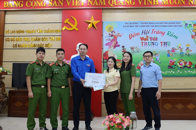 Đoàn trao quà cho Trung tâm bảo trợ Tỉnh Quảng Ninh