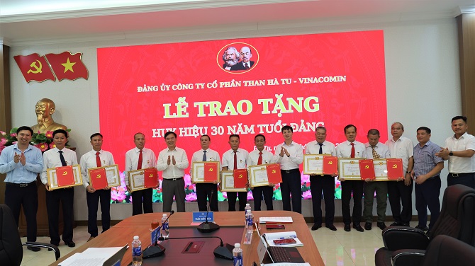 Các đ.c lãnh đạo Công ty chụp ảnh lưu niệm cùng Đảng viên đón nhận Huy hiệu 40 năm, 30 năm tuổi Đảng