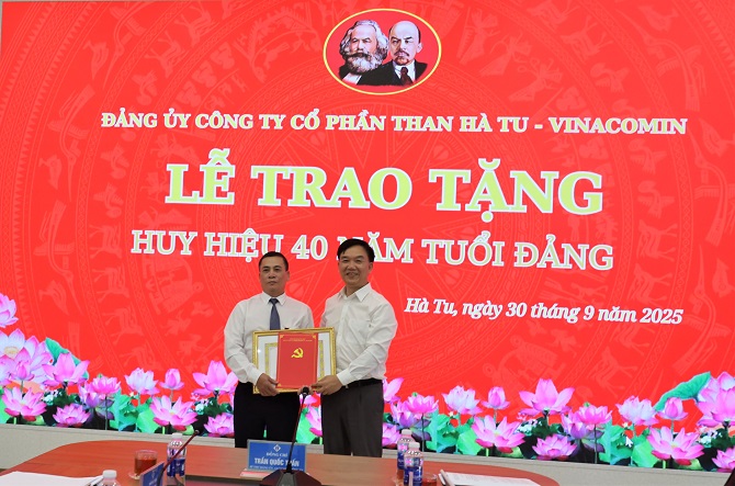 Đ.c Trần Quốc Tuấn - Bí thư Đảng ủy, Giám đốc Công ty trao tặng Huy hiệu 40 năm tuổi đảng cho Đảng viên thuộc Chi bộ Phòng KB