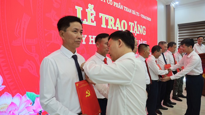 Đảng uỷ Công ty than Hà Tu tổ chức trao tặng Huy hiệu 40 năm, 30 năm tuổi Đảng cho đảng viên thuộc Đảng bộ
