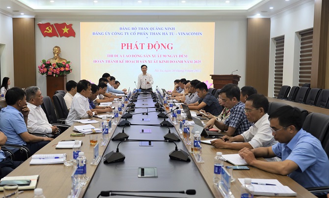 Đ.c Trần Quốc Tuấn - Bí thư Đảng ủy, Giám đốc Công ty phát biểu chỉ đạo tại Hội nghị